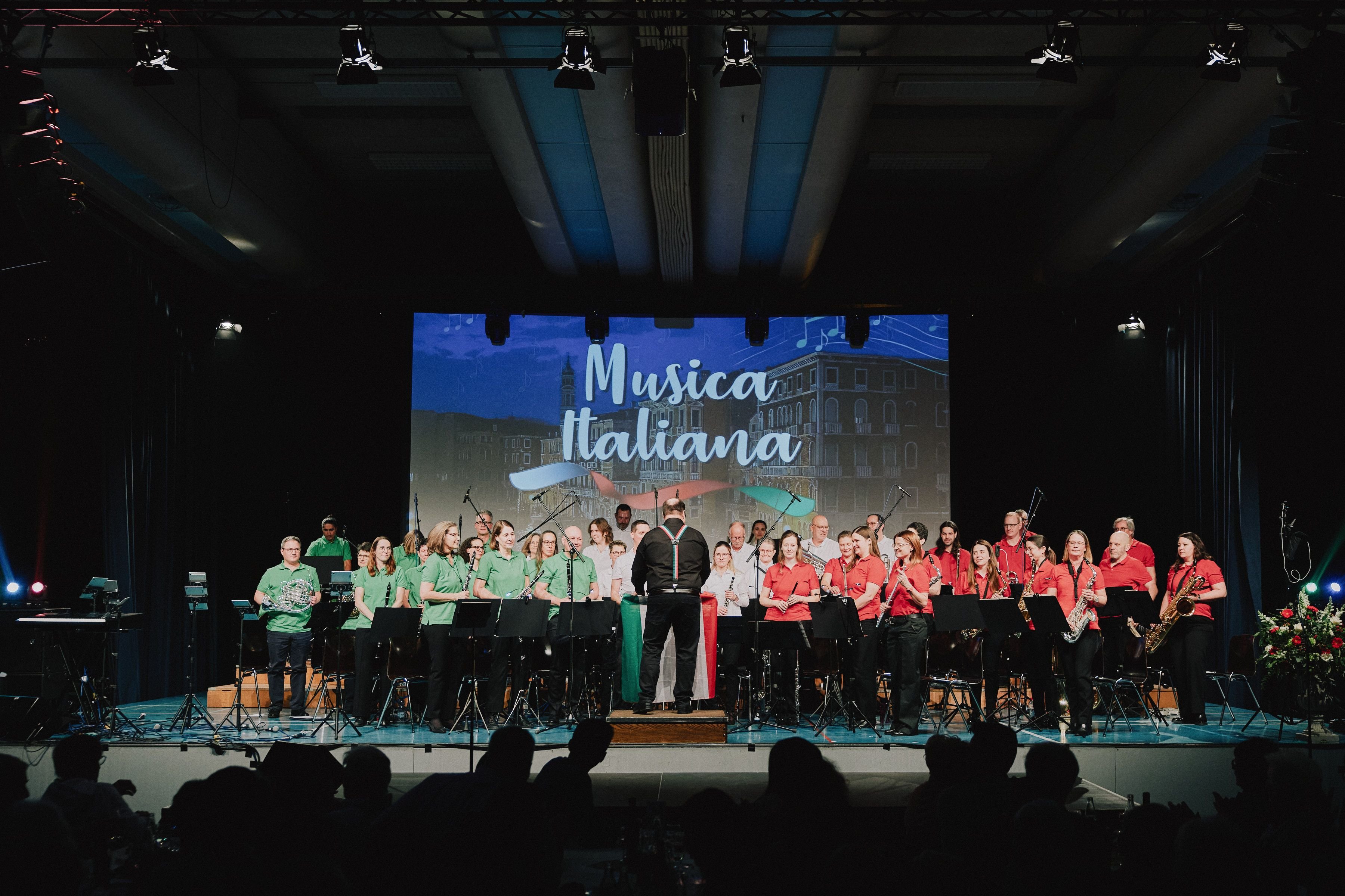 In-Gr-n-Weiss-und-Rot-aufgespielt