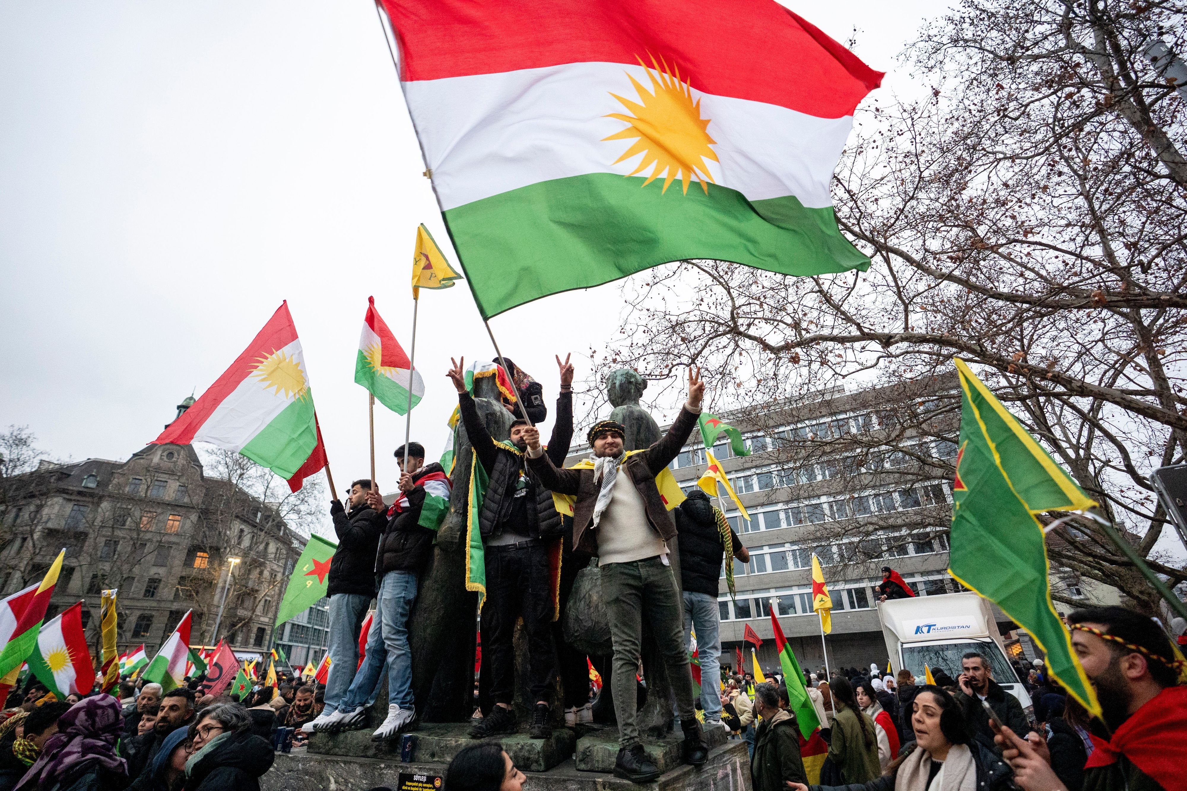 Zwischenfall-mit-Waffe-bei-Kurdistan-Demo-in-Z-rich-Strafverfahren-gegen-60-j-hrigen-Schweizer-er-ffnet