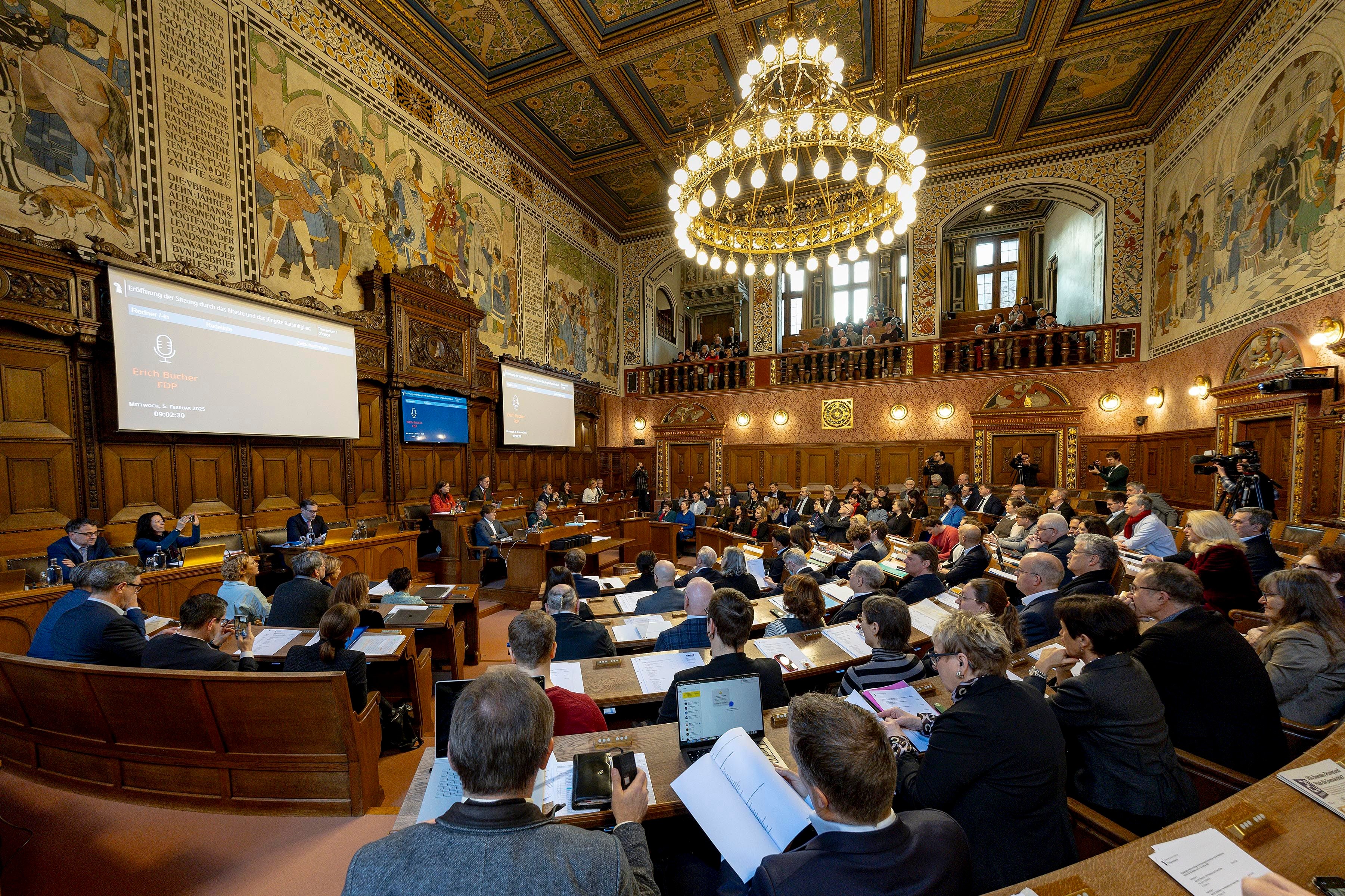 Reorganisation-der-Strafverfolgung-E-Fahrzeugflotte-und-Kindern-scht-Die-Sitzung-im-Liveticker