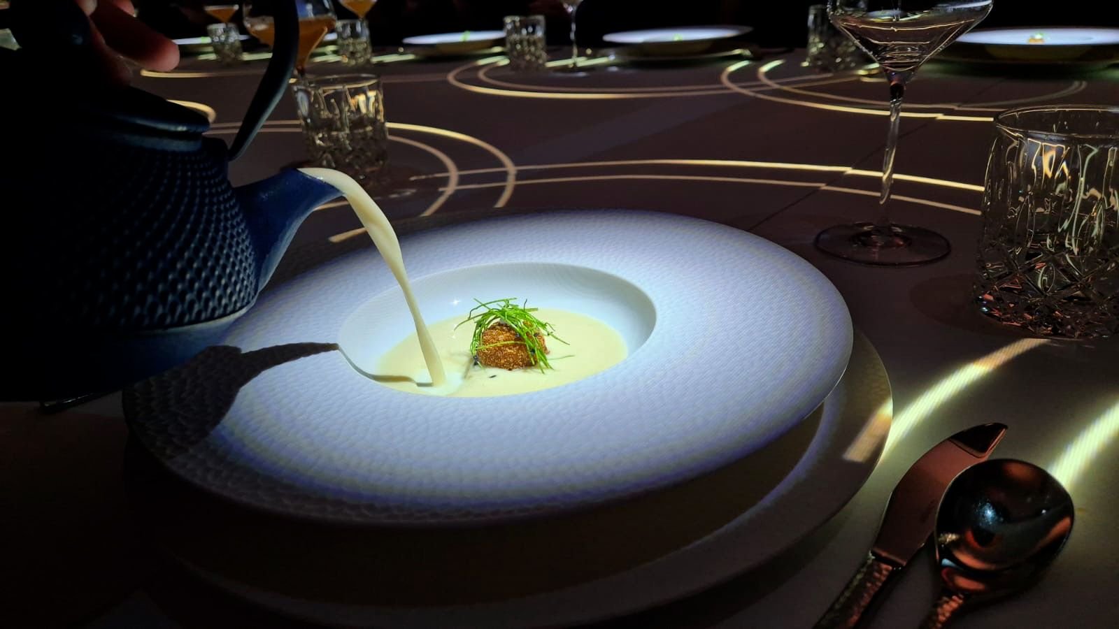 Spektakel-am-Bodensee-Wenn-gutes-Essen-und-Trinken-Licht-sowie-Musik-zusammenspielen