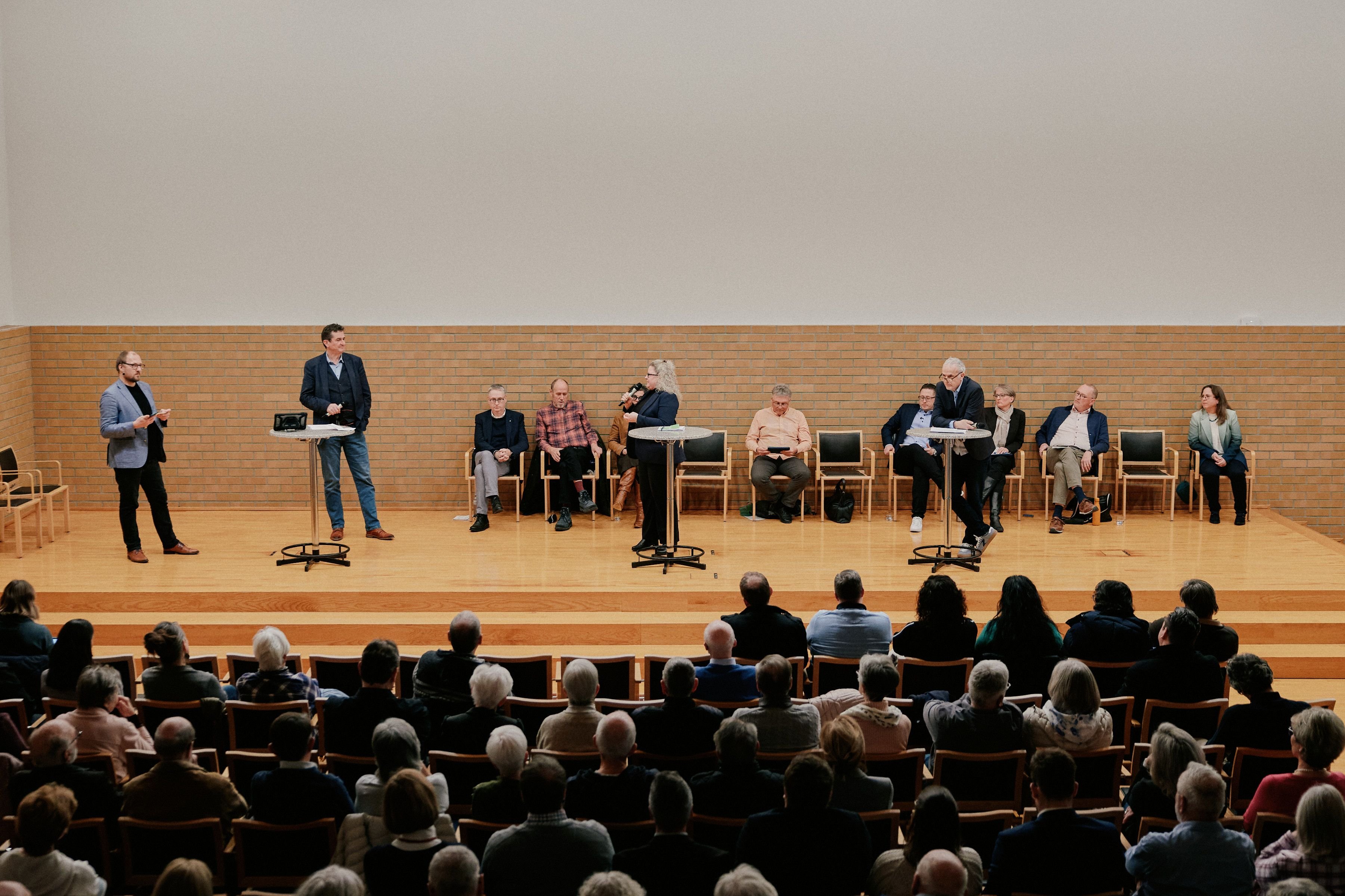 G-nstiger-Wohnraum-bewegte-am-Podium-zur-Dietiker-Stadtratswahl