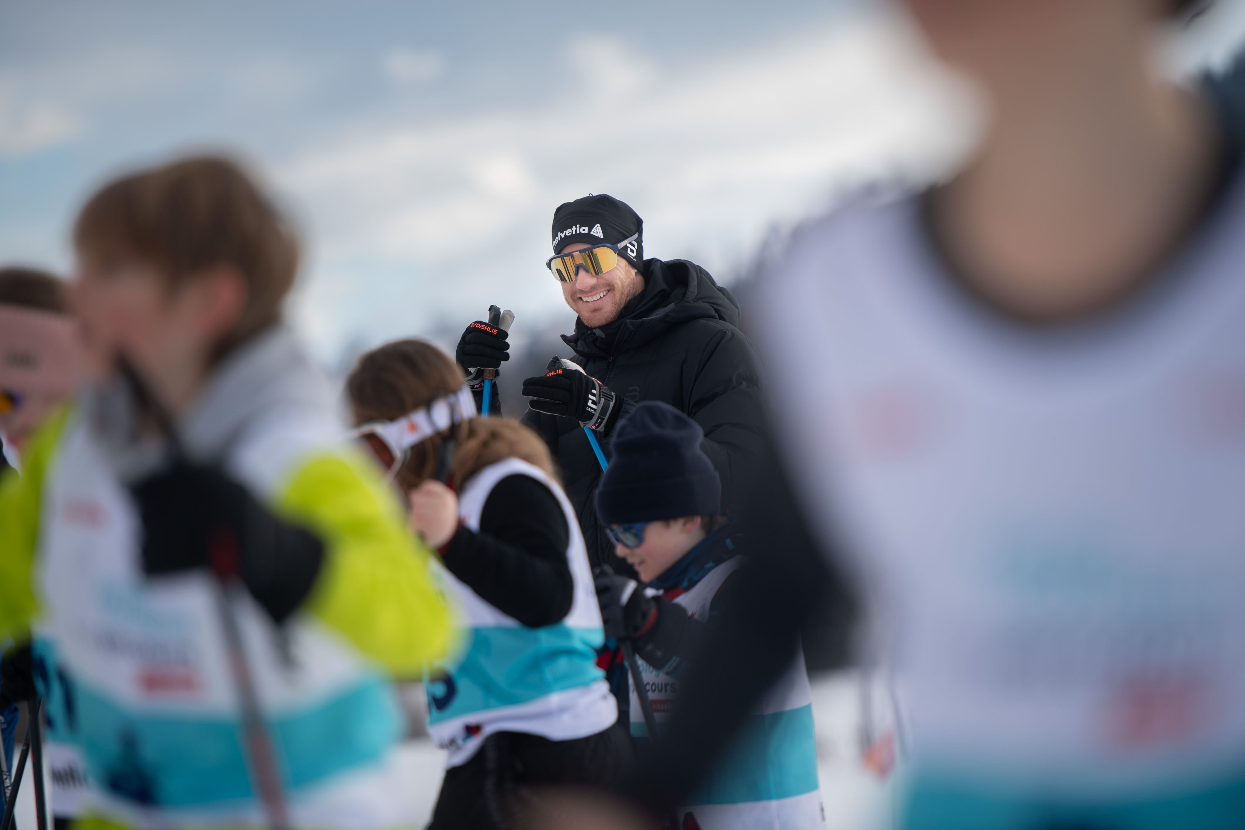 -Bequemer-als-Skischuhe-Sch-lerinnen-und-Sch-ler-trainieren-mit-Dario-Cologna-auf-dem-Ricken