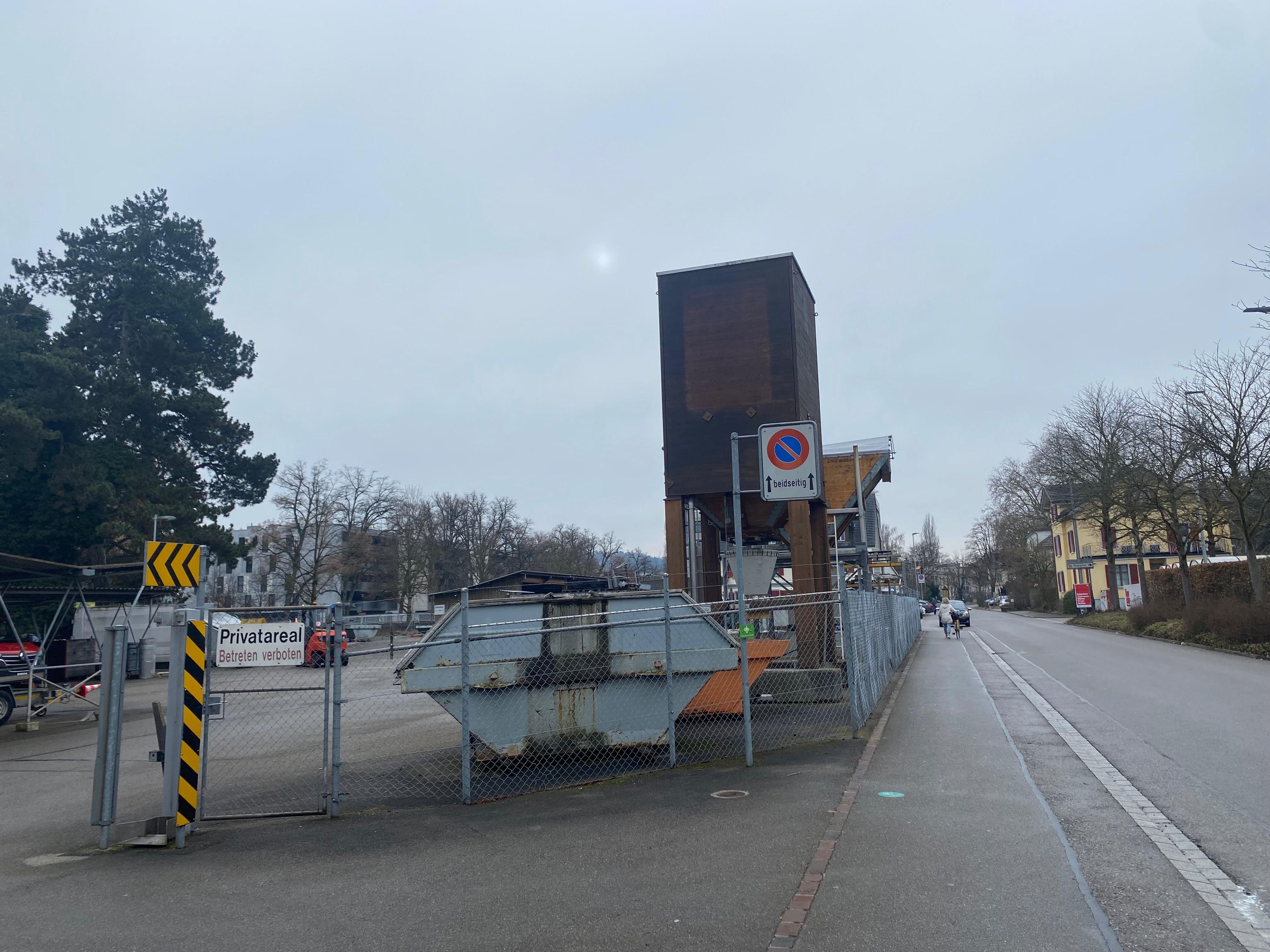 Spielende-Schulkinder-auf-dem-Werkhofareal-Gemeinde-Homburg-interveniert