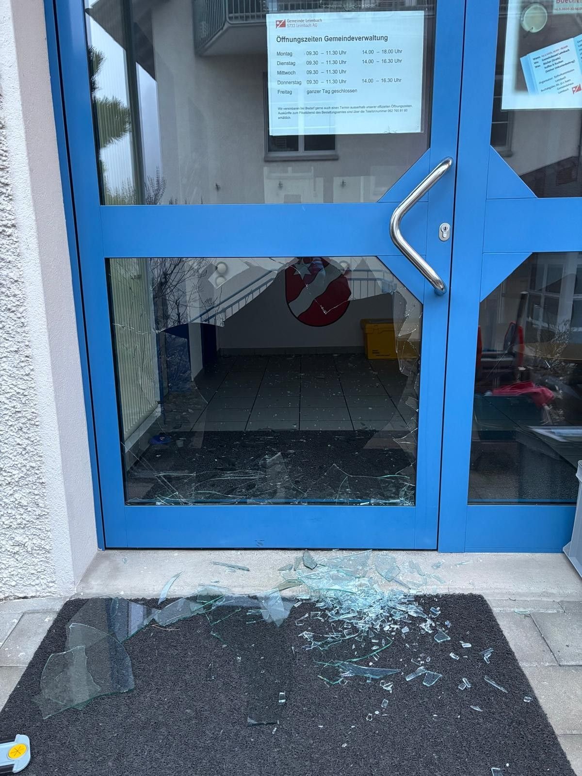 Einbruch-auf-Gemeindeverwaltung-Viele-Scherben-aber-kein-Diebesgut
