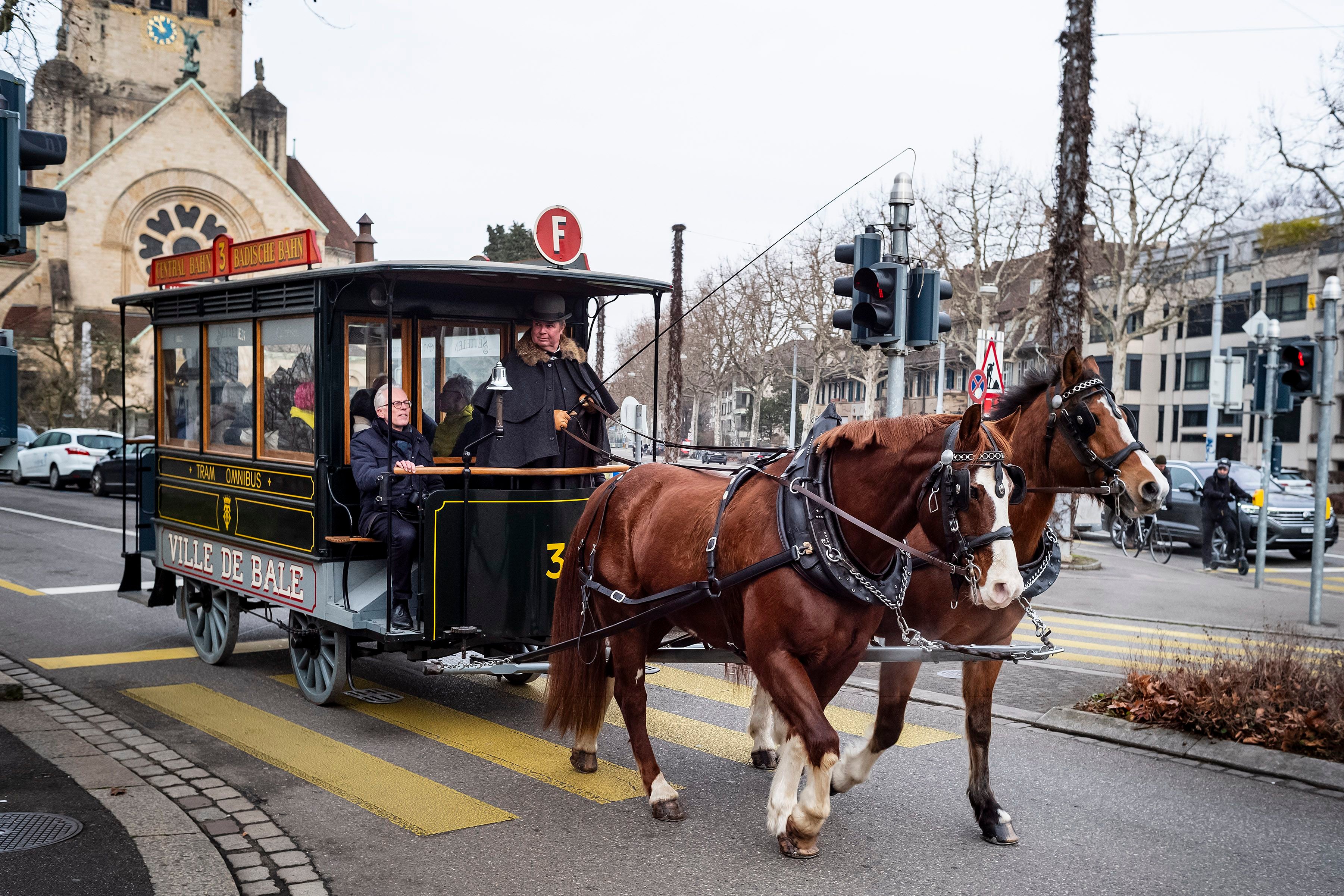Die-letzte-Fahrt-der-zwei-Basler-R-ssli-Trams-Eine-fahrende-Zeitreise-durch-die-Stadt