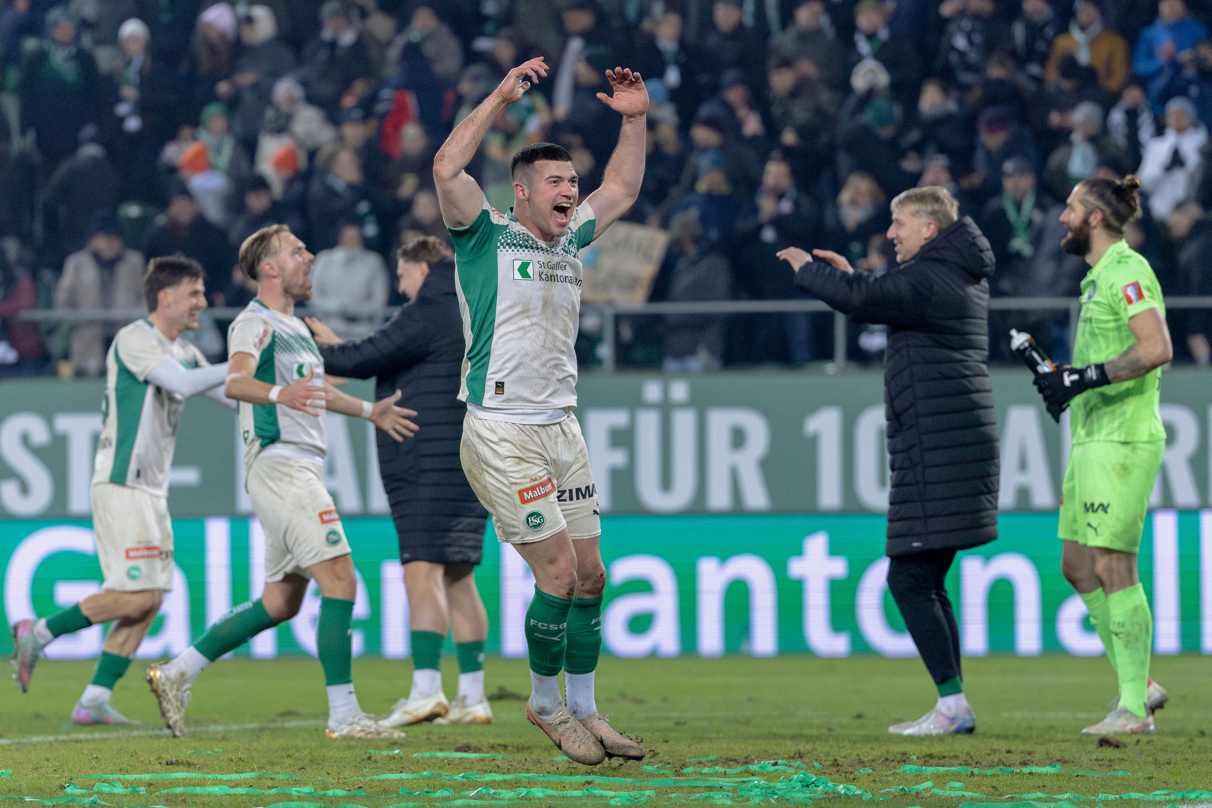 -Einzigartig-jeder-f-r-jeden-blutige-Knie-ein-gutes-H-ndchen-dumme-Fragen-und-ein-Wermutstropfen-So-war-die-Nacht-nach-dem-Einzug-in-den-Cup-Halbfinal