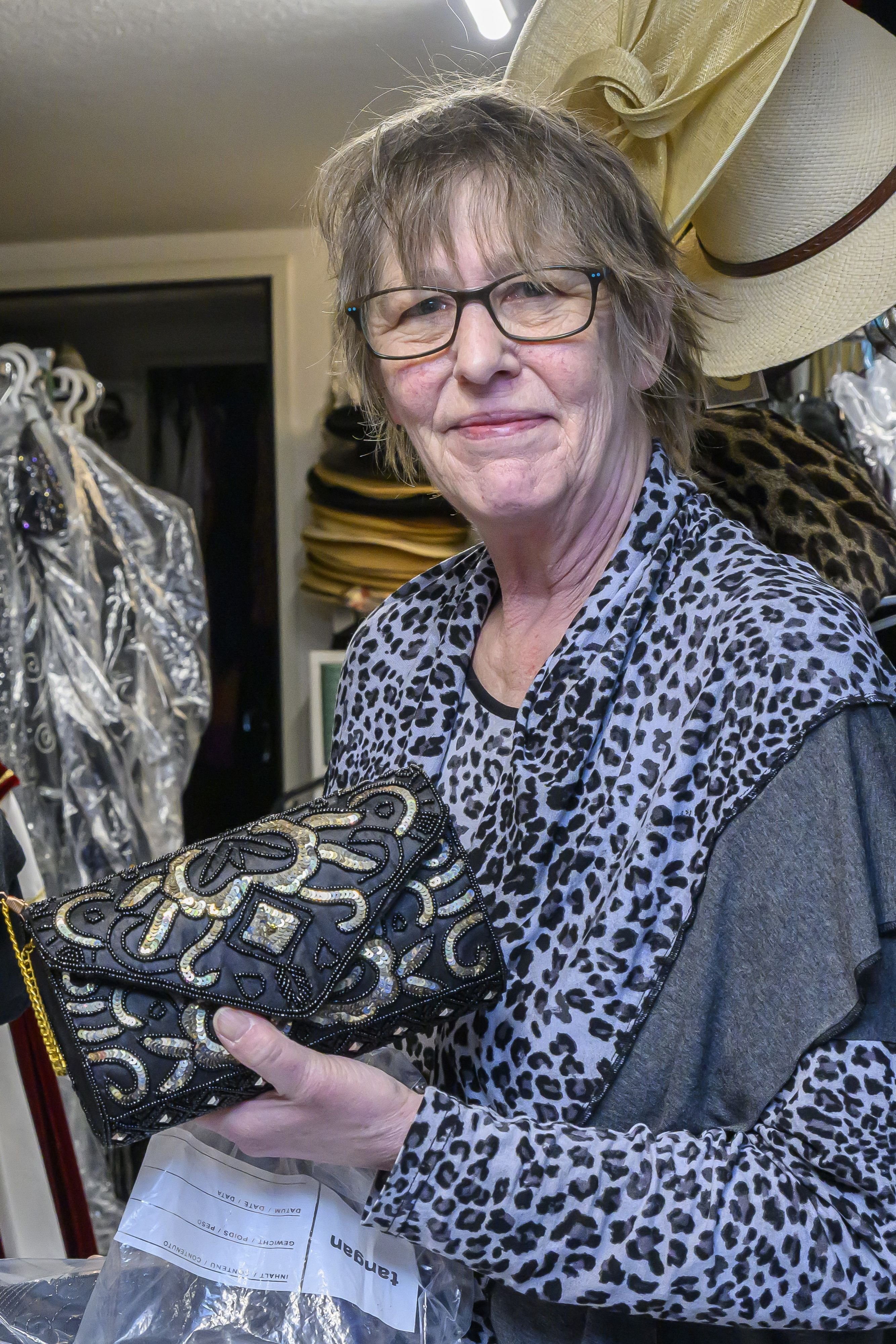 Jedes-einzeln-abklauben-Mit-diesen-Tricks-bekommen-Sie-Konfetti-aus-Kost-men-und-Kapuzen