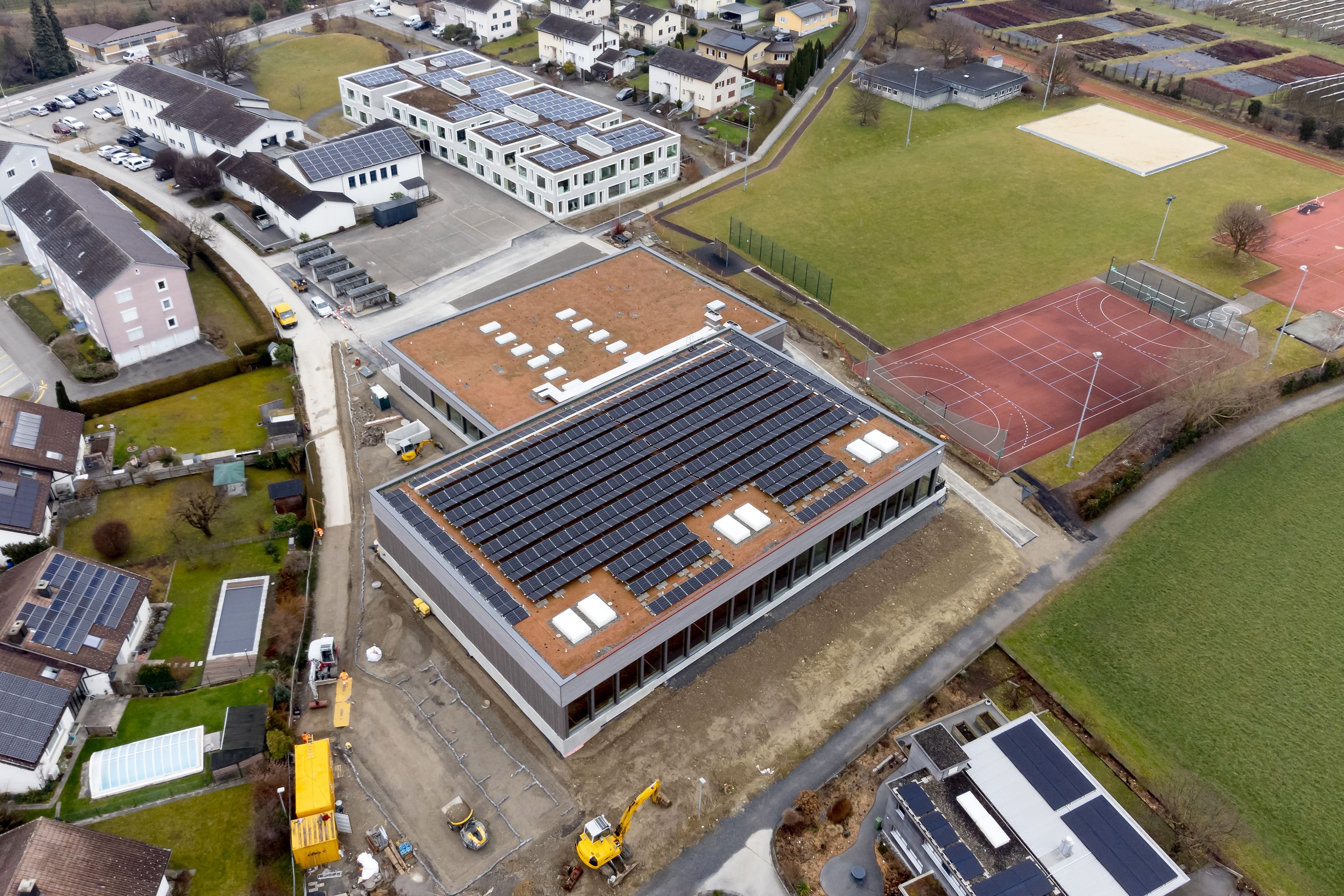 ein-spiegelsaal-fehlende-schl-sser-und-ein-altes-bild-so-sieht-die-fertige-14-millionen-sporthalle-in-steinach-aus