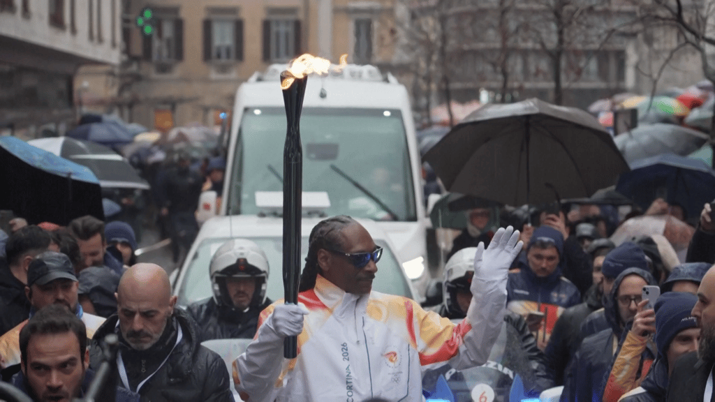 Snoop Dogg trägt olympisches Feuer in Richtung Mailand