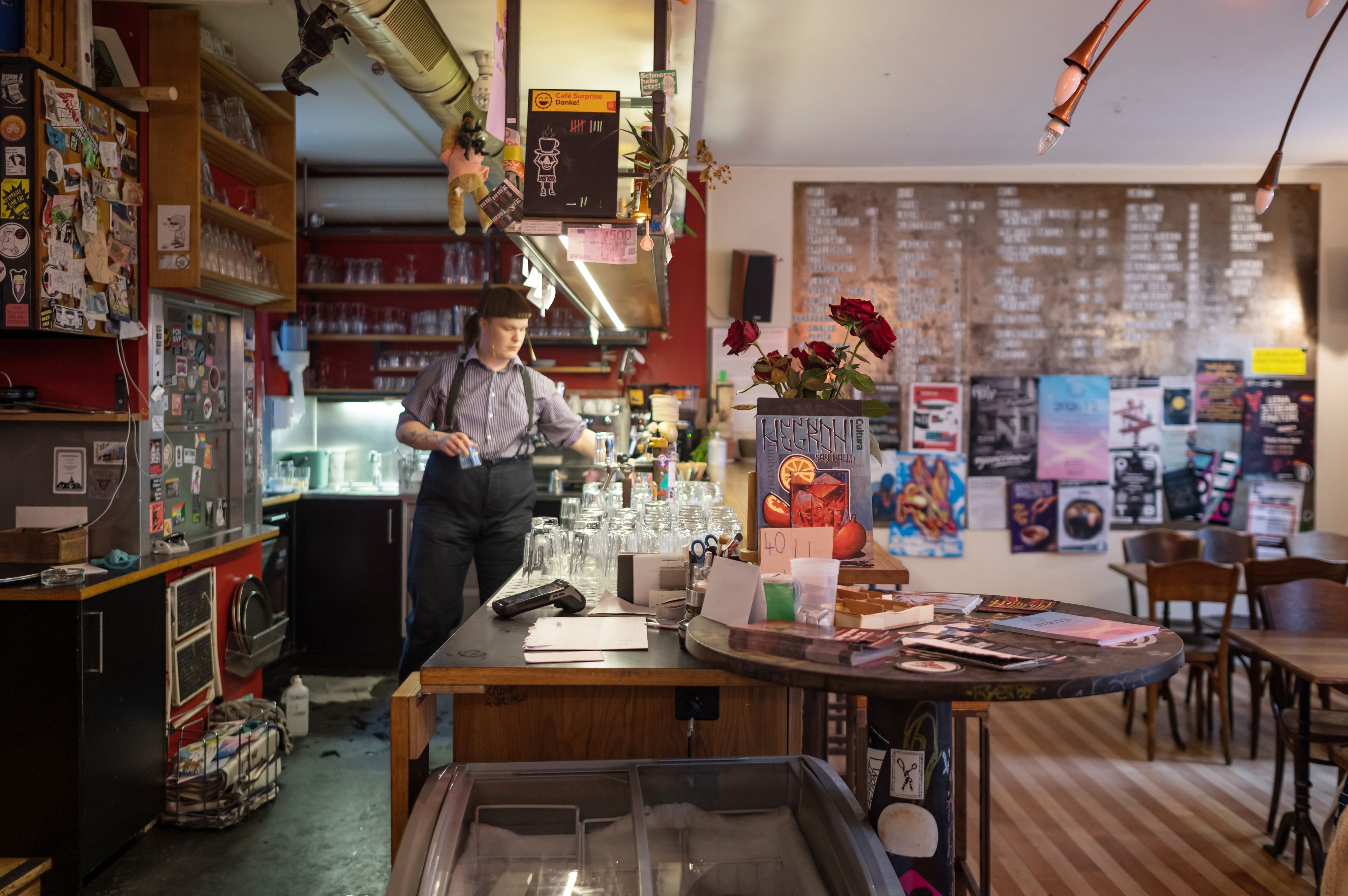 Mit-fleischloser-Speisekarte-und-bargeldlosem-Zahlen-Der-Schwarze-Engel-in-St-Gallen-wird-40