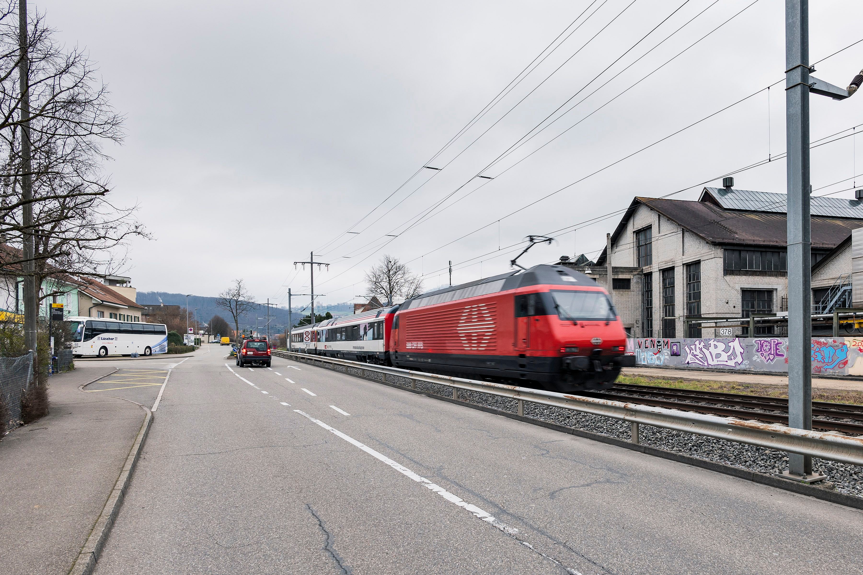 S-Bahn-Haltestelle-Apfelsee-r-ckt-in-weite-Ferne