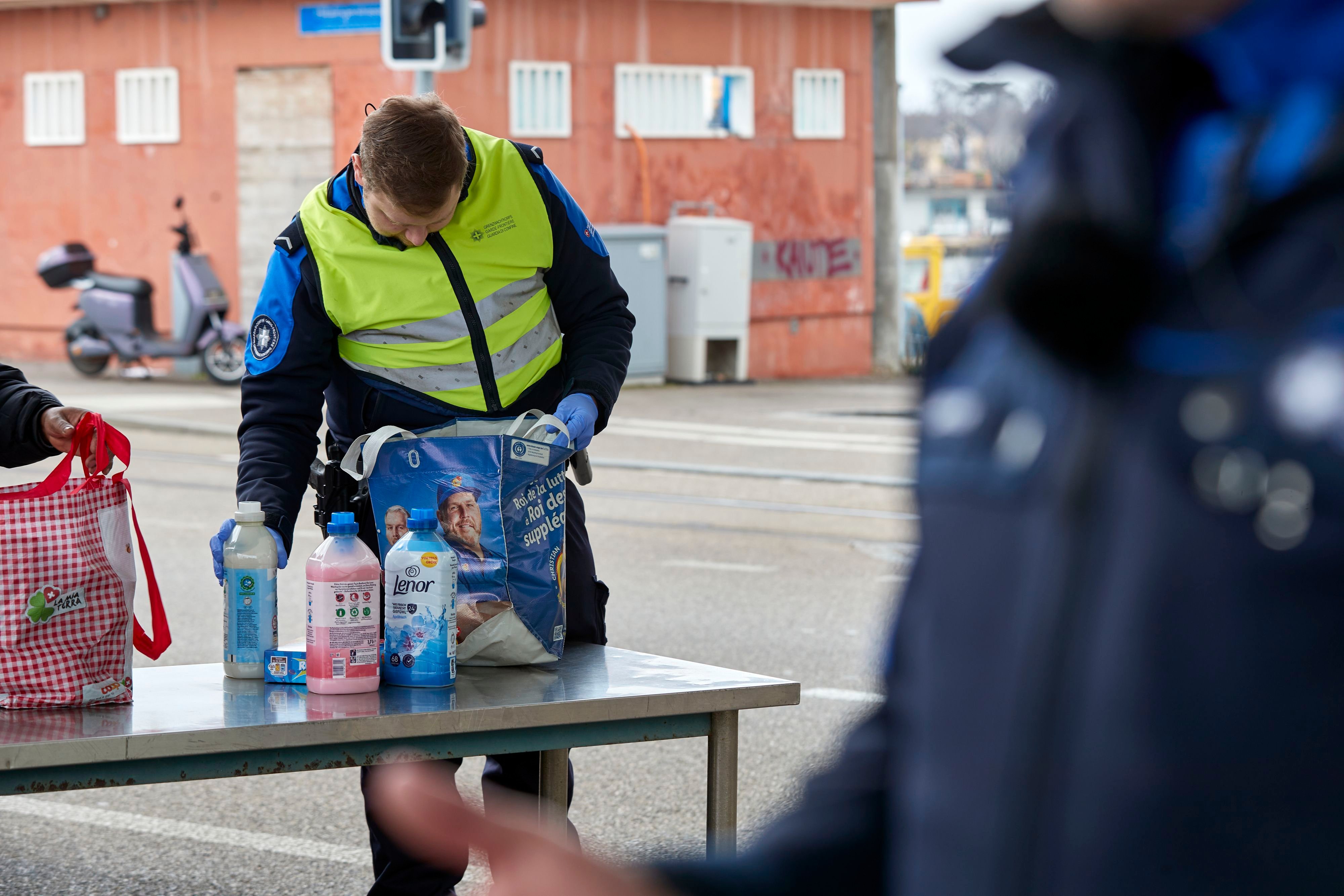 Wenn-die-Kontrolle-20-Minuten-dauert-Der-Schweizer-Zoll-nimmt-es-manchmal-ganz-genau