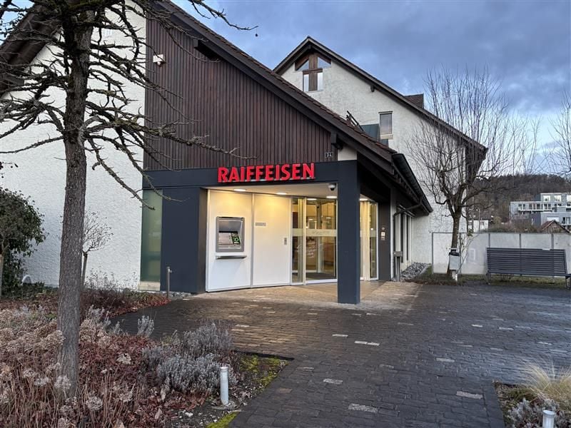 Nach-Raub-berfall-auf-Bank-Polizei-sucht-Zeugen