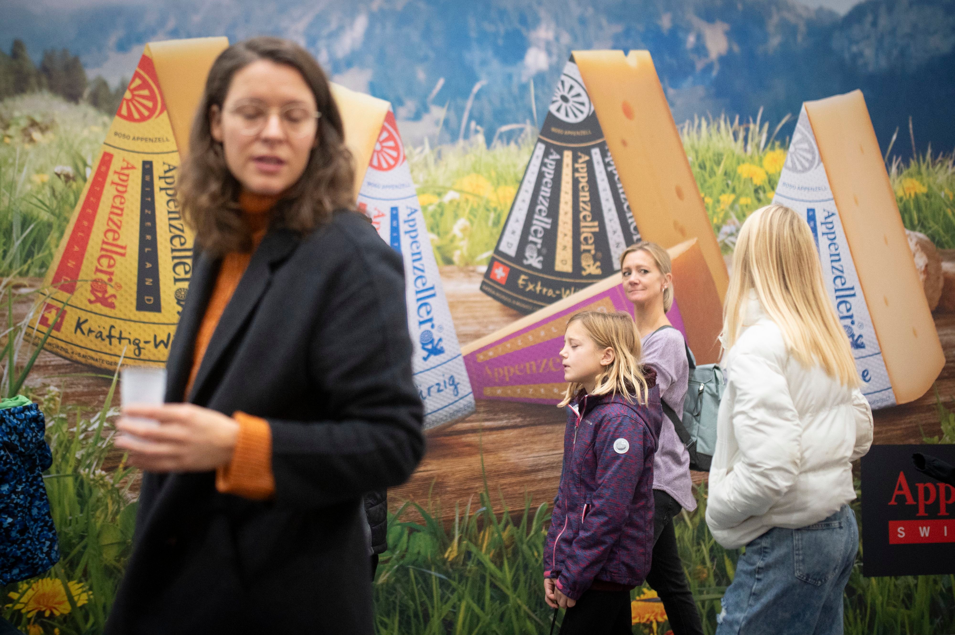 St-Galler-Stadtfasnacht-Ein-Multitalent-mit-Model-Vertrag-muss-vor-die-Konfetti-Kanone