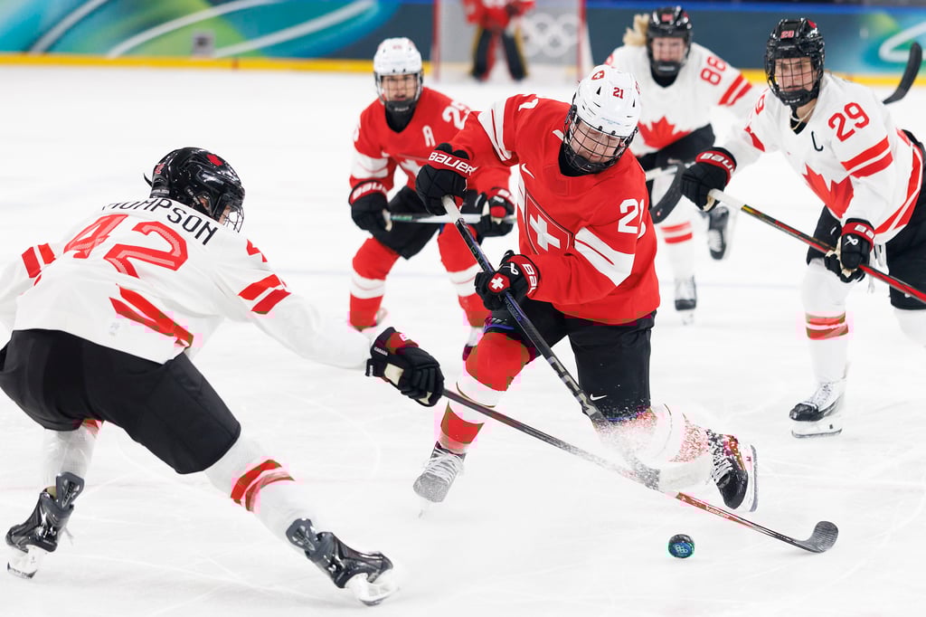 Eishockey: Schweizerinnen scheitern an Kanada ++ Curling-Ehepaar Schwaller bangt um die Playoffs