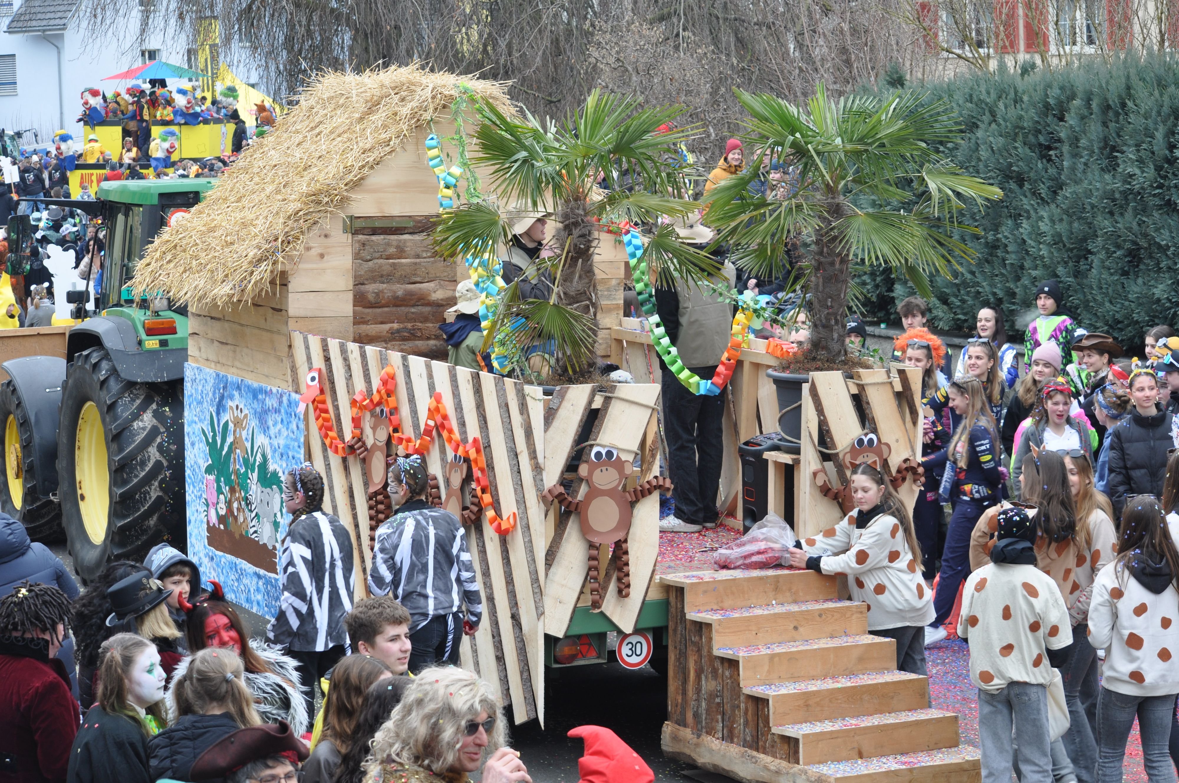 16-500-Leute-trotzen-der-K-lte-Ein-Dorf-feiert-eine-Fasnacht-die-nachwirkt