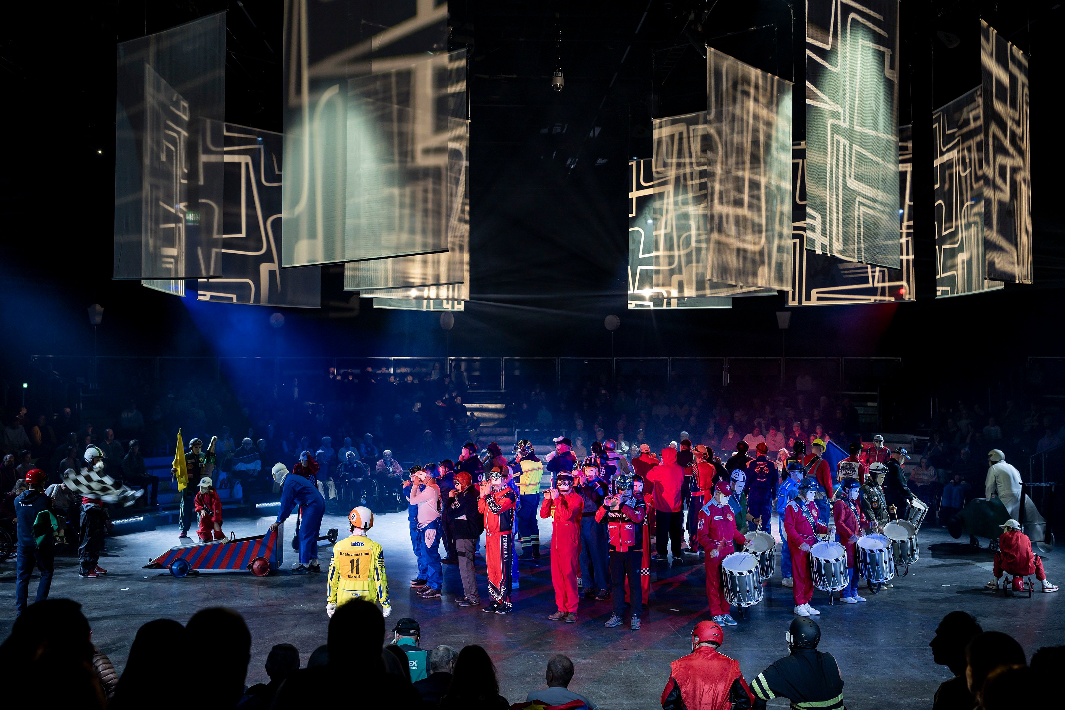 Ob-zu-Pferd-im-Rennauto-oder-auf-Rollschuhen-Die-Cliquen-setzen-am-Drummeli-auf-Bewegung