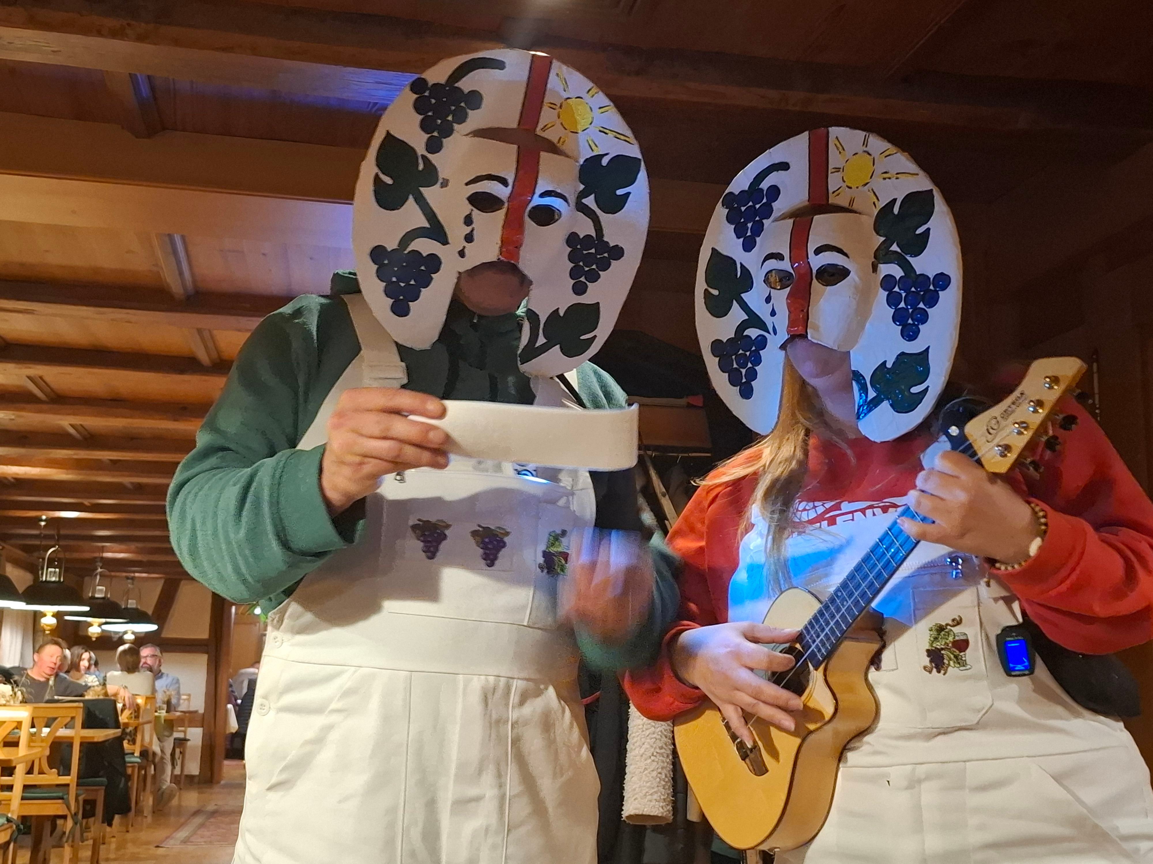 Sesselkleber-und-Wahlkampftheater-Hochstimmung-an-der-Weinfelder-Beizenfasnacht