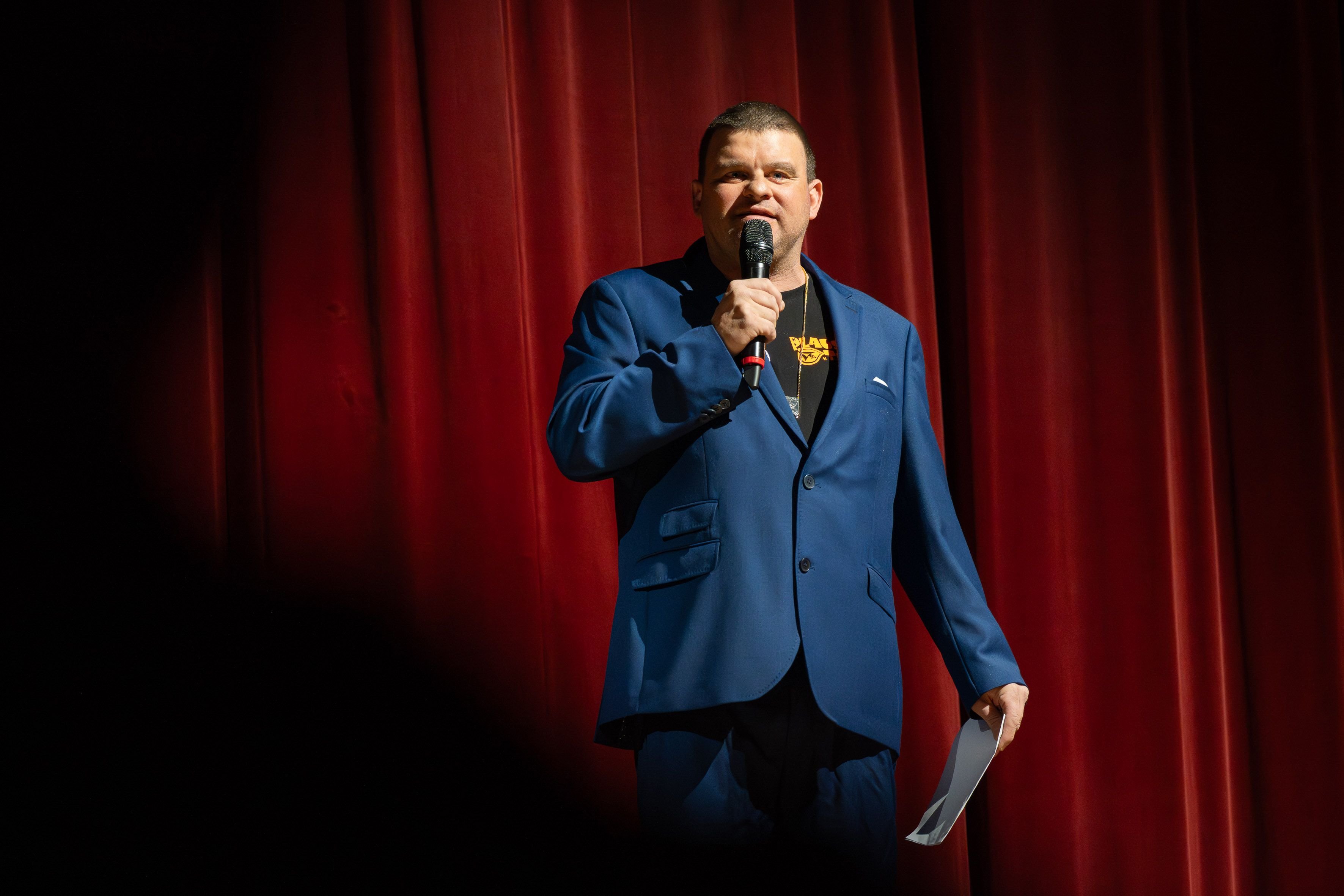 Bissig-die-Verse-bezaubernd-die-Kost-me-berauschend-die-Musik