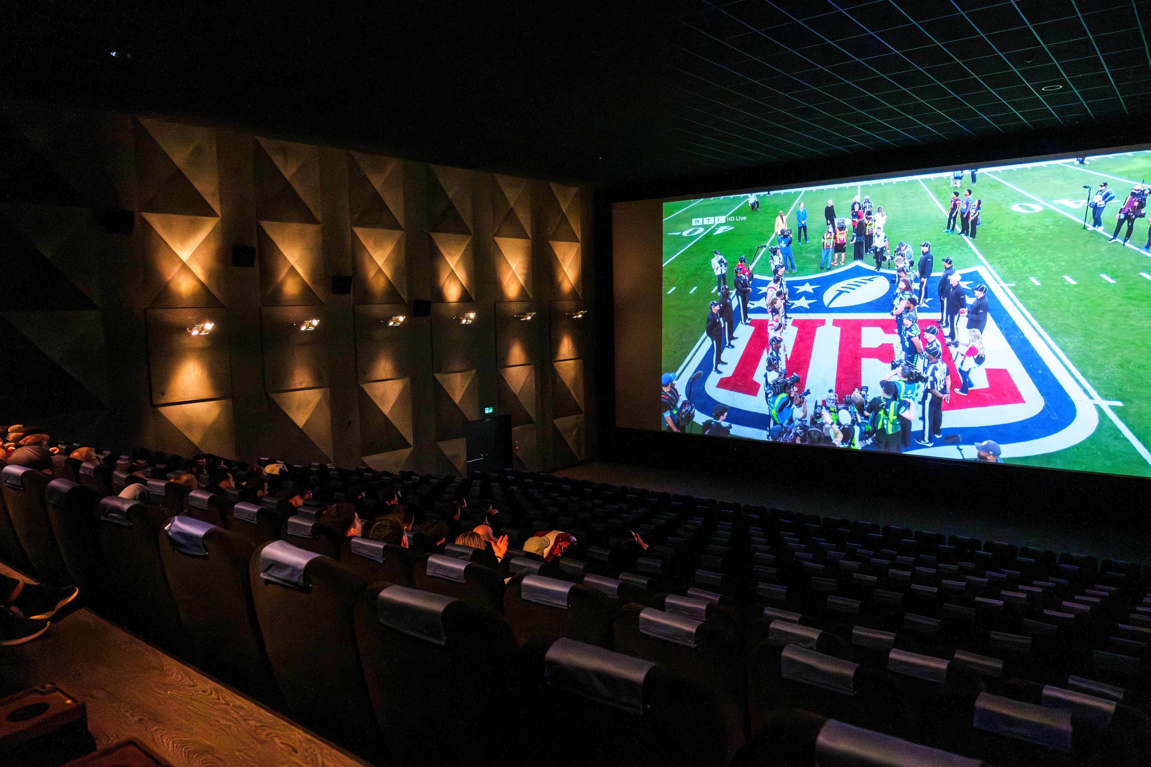 Mit-Chicken-Wings-und-Schulterpolster-im-Kino-So-war-der-60-Super-Bowl-im-Cinedome-Abtwil