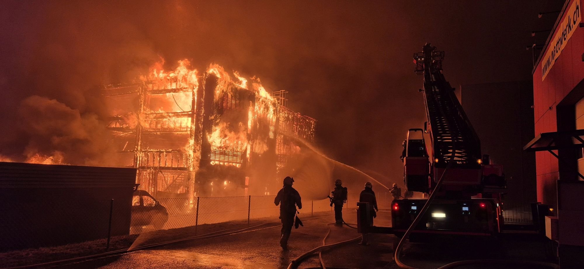 Grosser-Brand-legt-Verkehr-in-Bubendorf-lahm