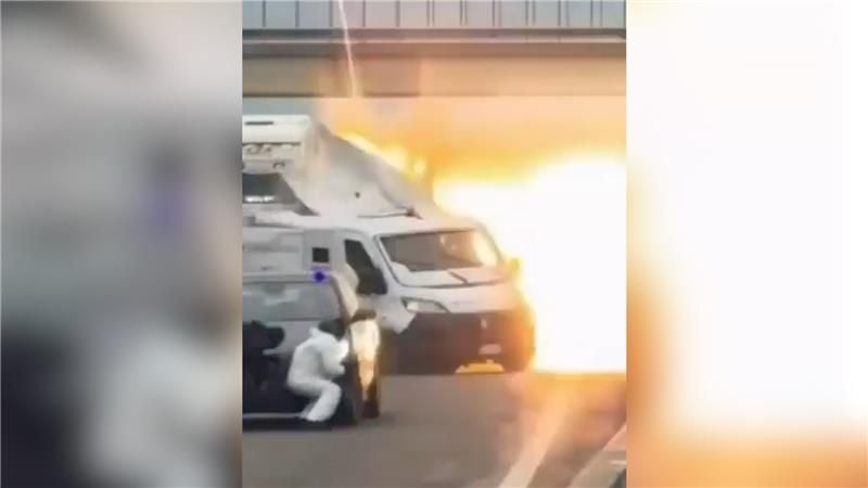 Geldtransporter-gesprengt-Spektakul-rer-Raub-berfall-auf-italienischer-Autobahn