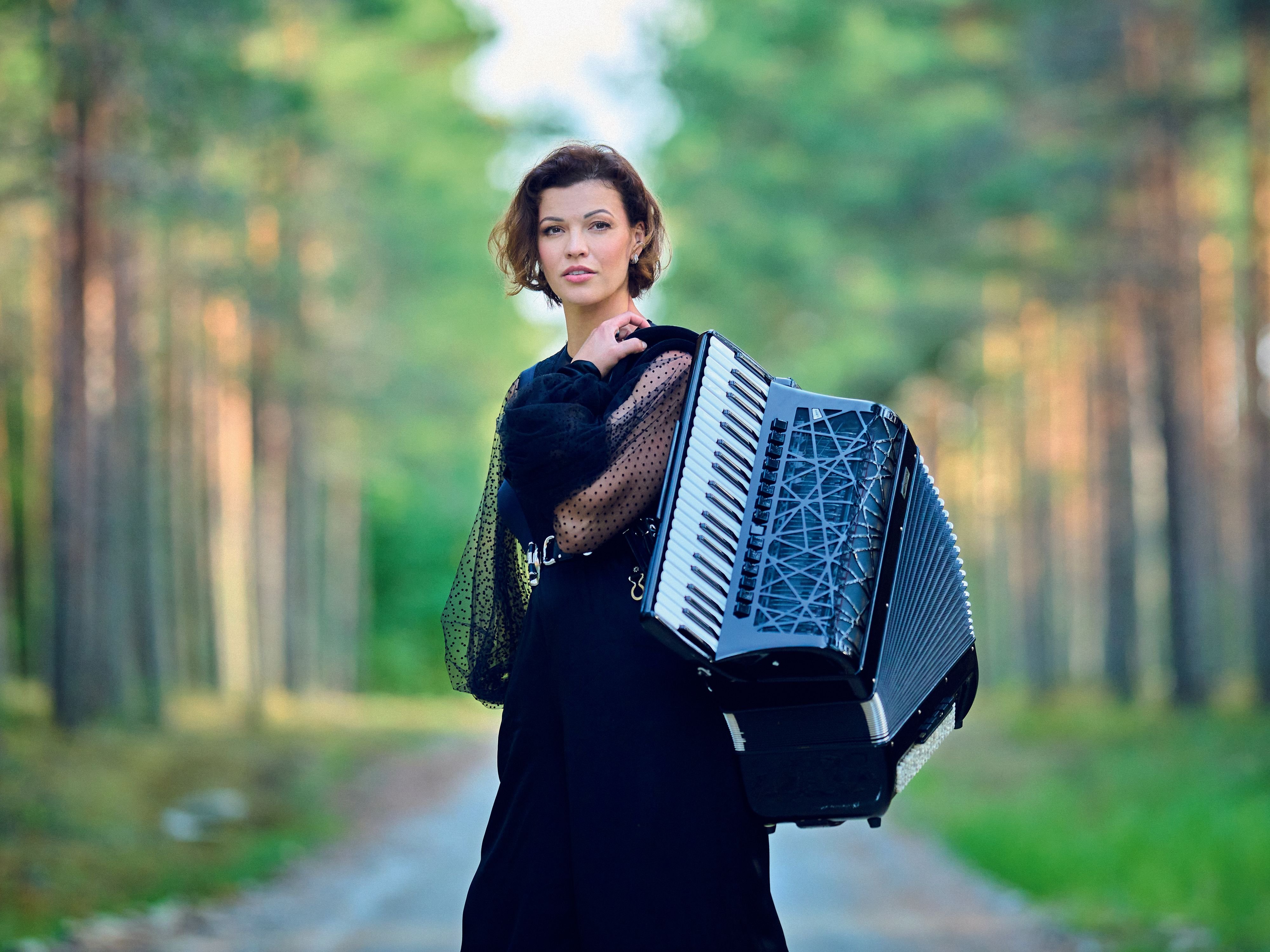 Alle-lieben-diese-Akkordeonistin