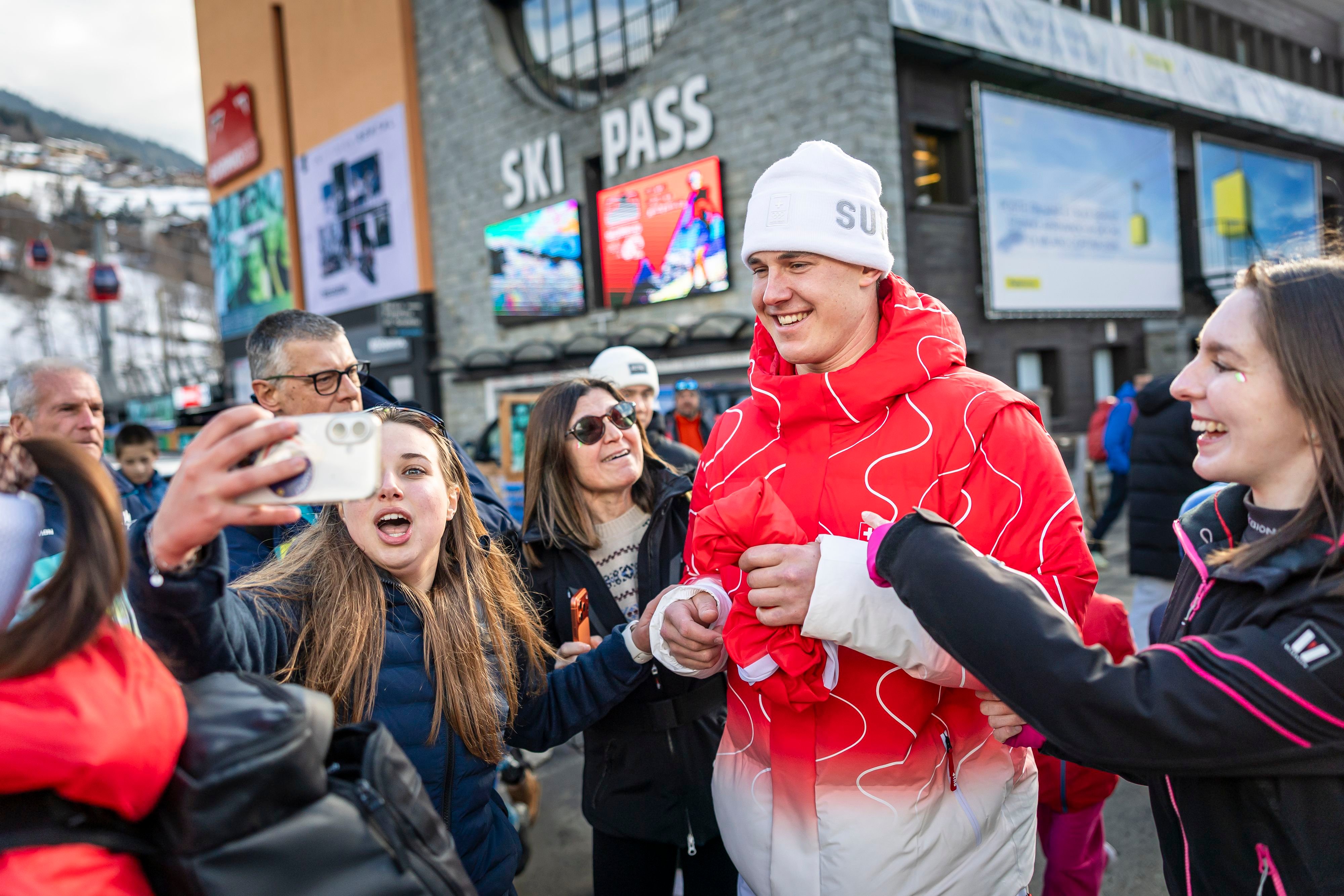 Goldjunge-Franjo-von-Allmen-Die-Schweiz-verneigt-sich-vor-einem-Zimmermann