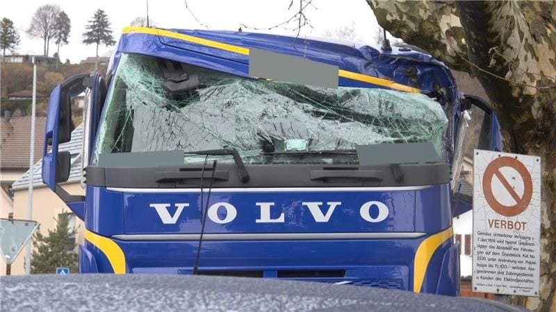 Lastwagen-prallt-in-Uetikon-am-See-in-Baum-Chauffeur-verletzt